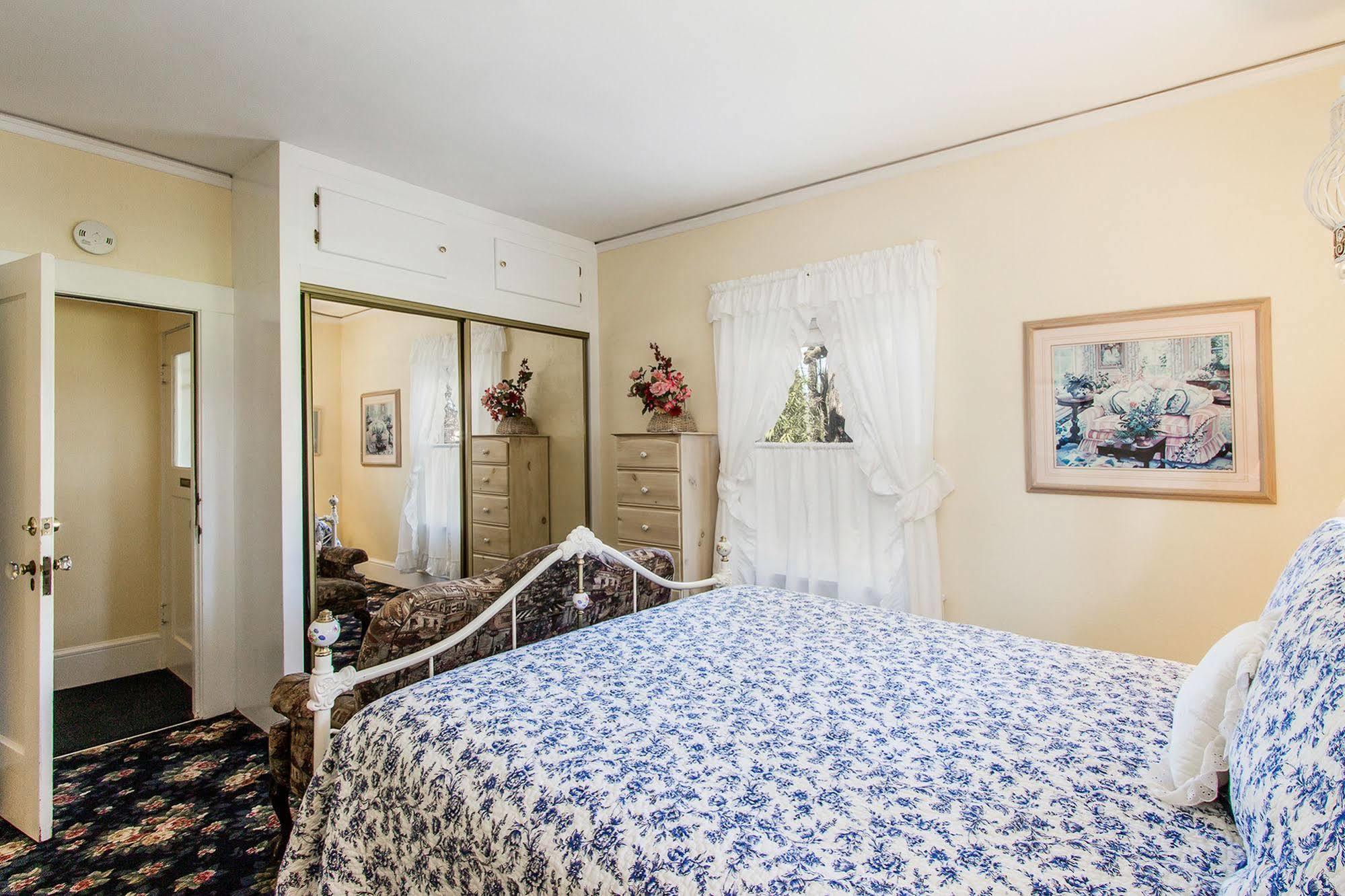 Shady Oaks Country Inn Света Елена Екстериор снимка