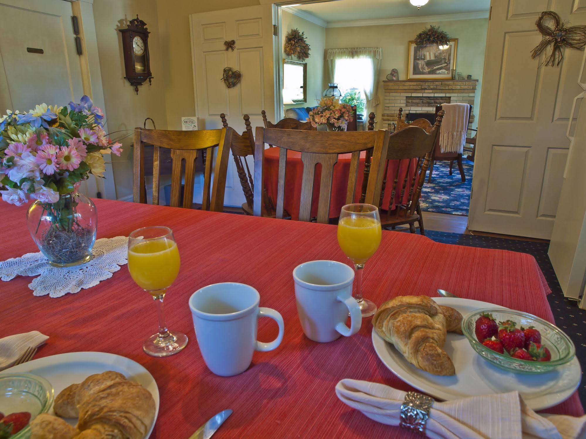 Shady Oaks Country Inn Света Елена Ресторант снимка